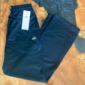 NWT ALO Yoga Accolade Straight Leg in Black with Silver Logo